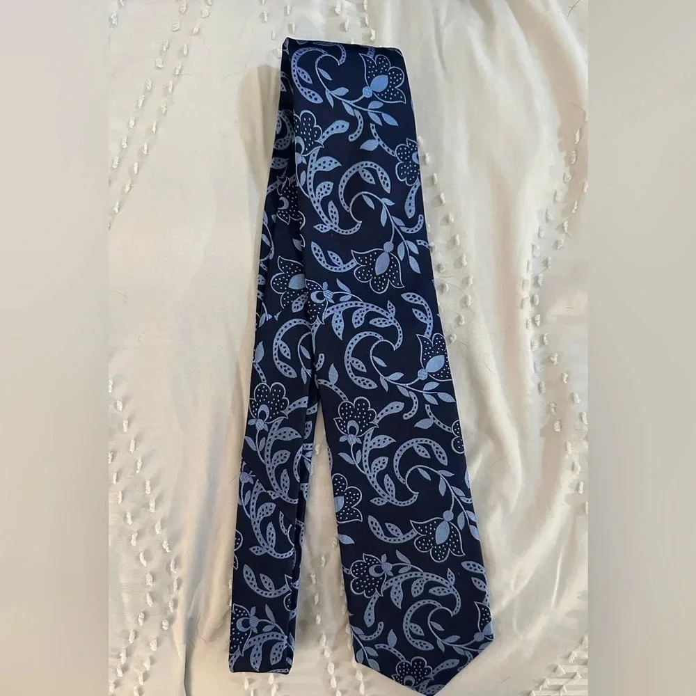Paul Fredrick blue floral/paisley 100% silk tie
